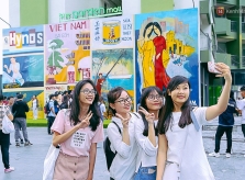 Giới trẻ hào hứng chụp ảnh với các biển quảng cáo Sài Gòn
